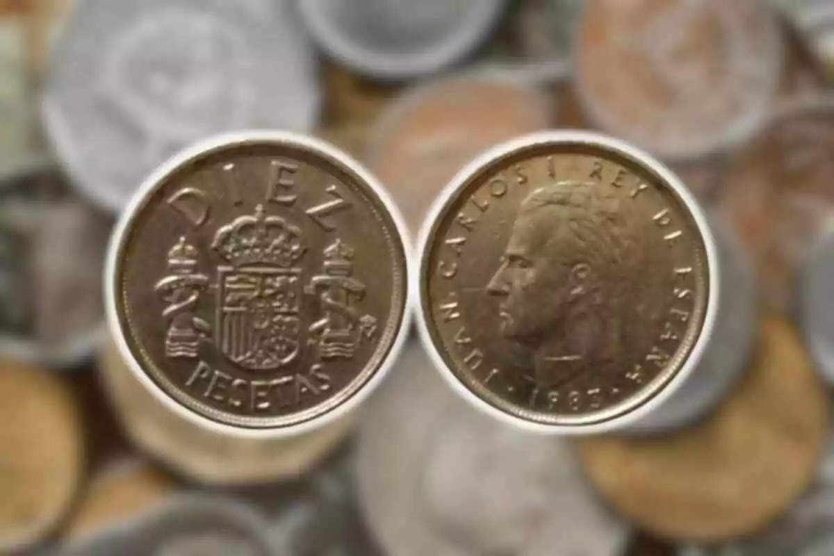 Moneda de diez pesetas con el escudo de España y el perfil de Juan Carlos I. Moneda de diez pesetas con el escudo de España y el perfil de Juan Carlos I.