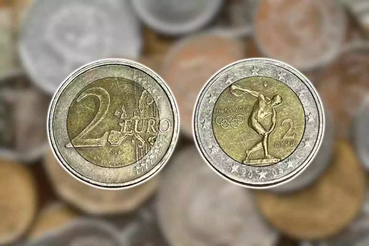 Dos monedas de 2 euros con diferentes diseños en un fondo de monedas desenfocadas. Dos monedas de 2 euros con diferentes diseños en un fondo de monedas desenfocadas.