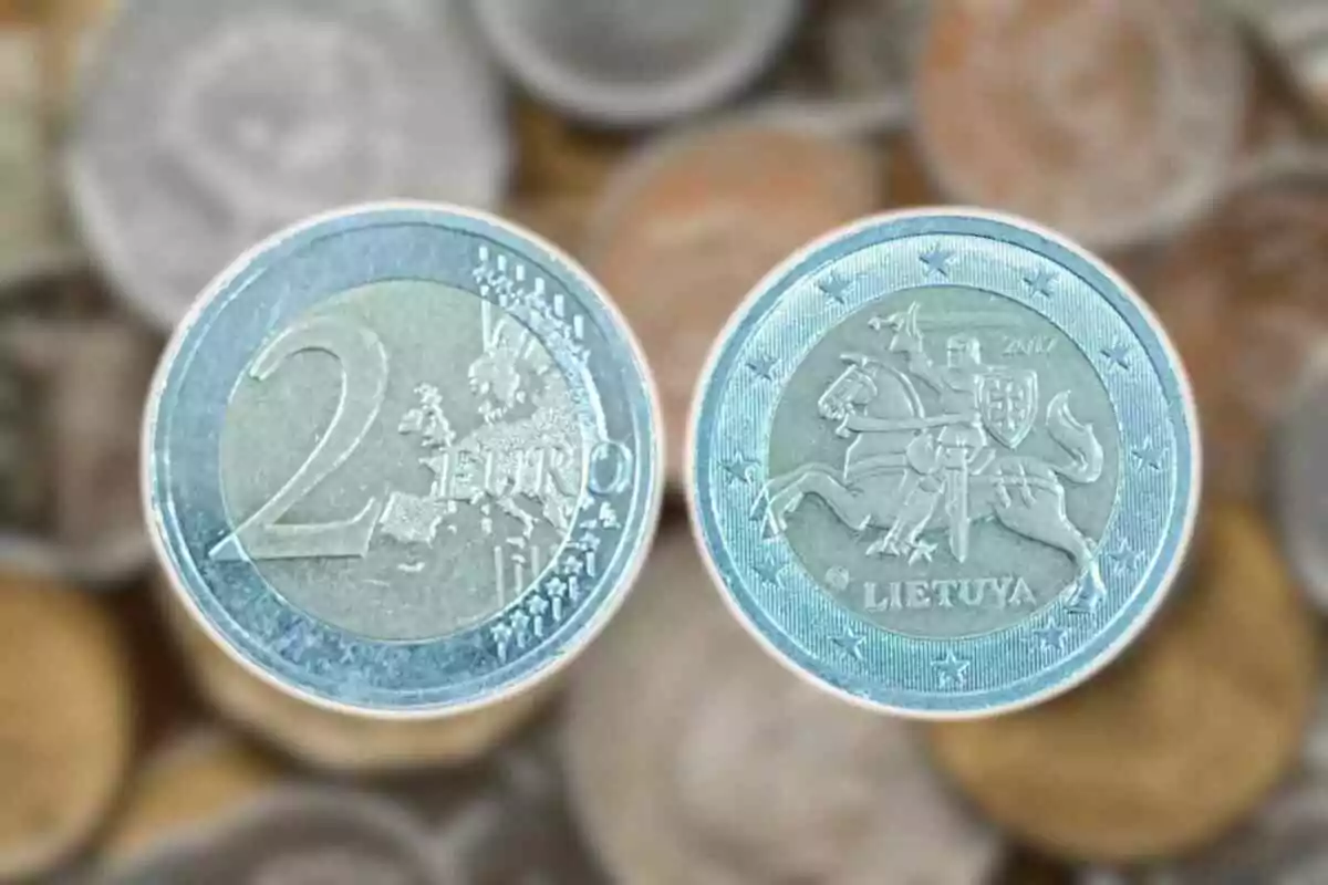 Dos monedas de dos euros con un diseño de Lituania en un fondo de monedas desenfocadas. Dos monedas de dos euros con un diseño de Lituania en un fondo de monedas desenfocadas.