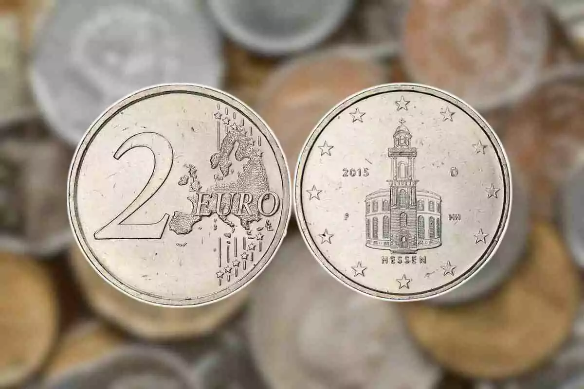 Moneda de 2 euros con diseño de mapa de Europa en un lado y edificio de Hessen en el otro. Moneda de 2 euros con diseño de mapa de Europa en un lado y edificio de Hessen en el otro.