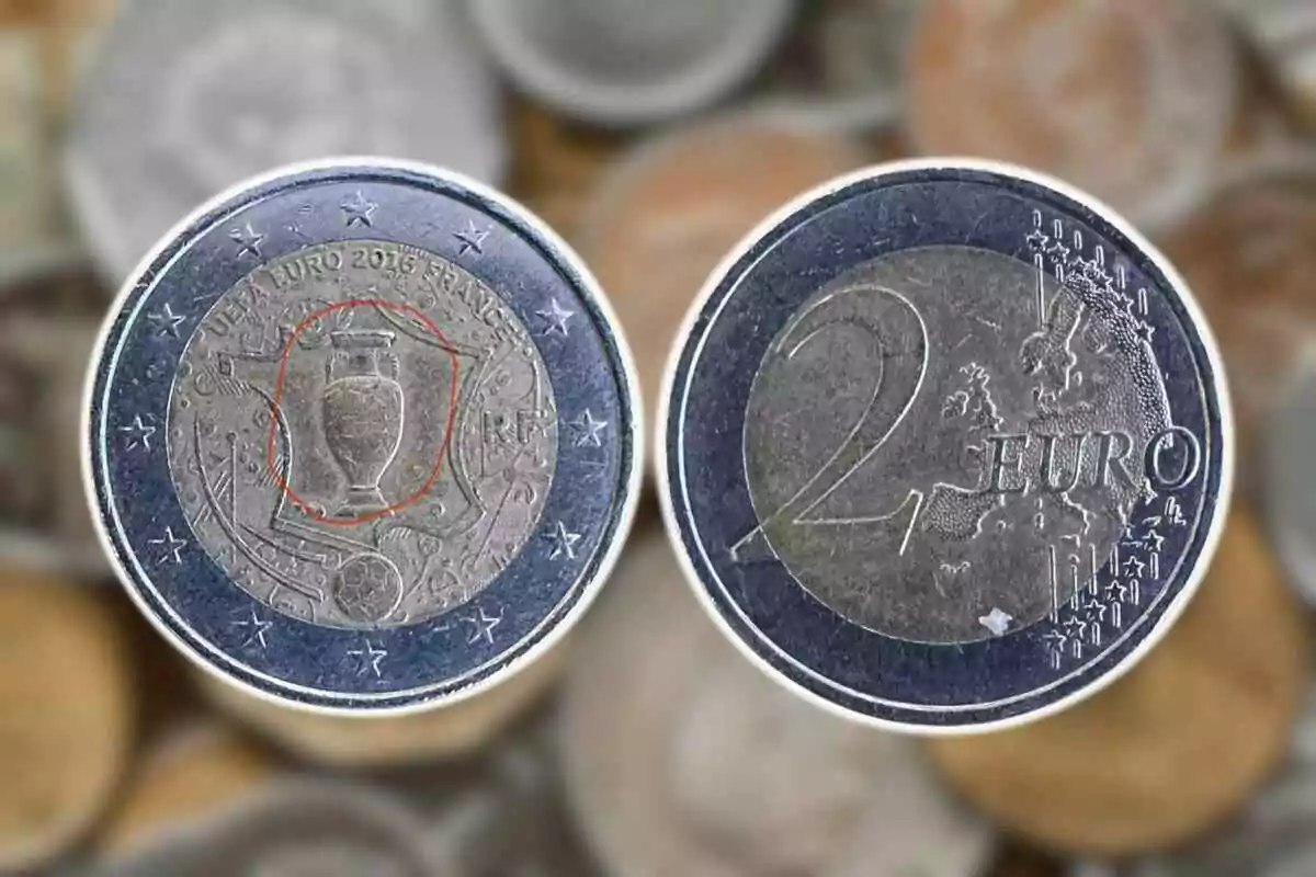 Moneda de 2 euros con diseño conmemorativo de la Eurocopa 2016 en Francia mostrando un trofeo en un lado y el mapa de Europa en el otro. Moneda de 2 euros con diseño conmemorativo de la Eurocopa 2016 en Francia mostrando un trofeo en un lado y el mapa de Europa en el otro.