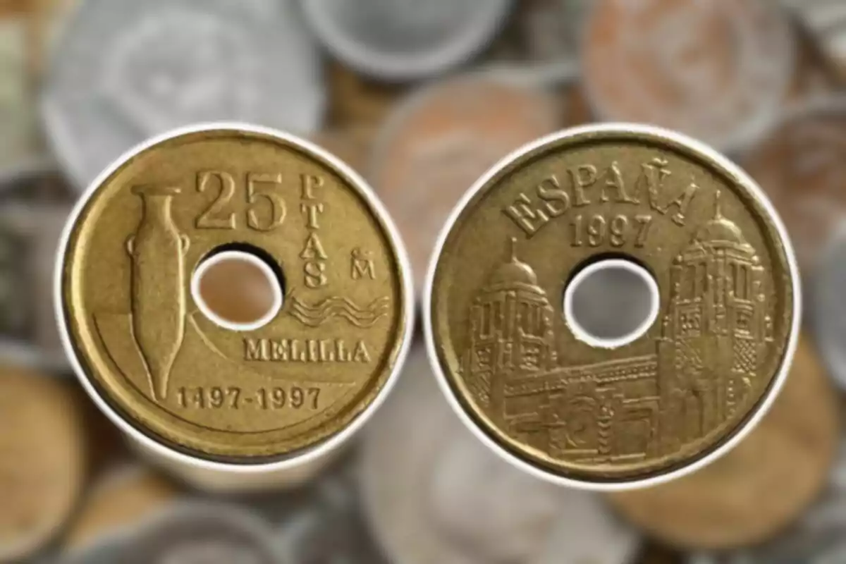 Moneda conmemorativa de 25 pesetas de España de 1997 con un diseño que incluye una ánfora y la palabra Melilla en un lado y una representación arquitectónica en el otro.