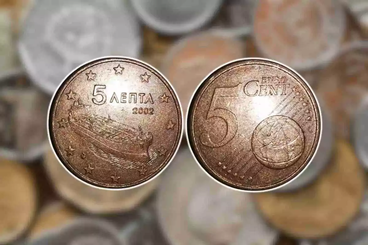 Dos monedas de 5 céntimos de euro, una con un diseño de barco y la otra con un mapa de Europa. Dos monedas de 5 céntimos de euro, una con un diseño de barco y la otra con un mapa de Europa.
