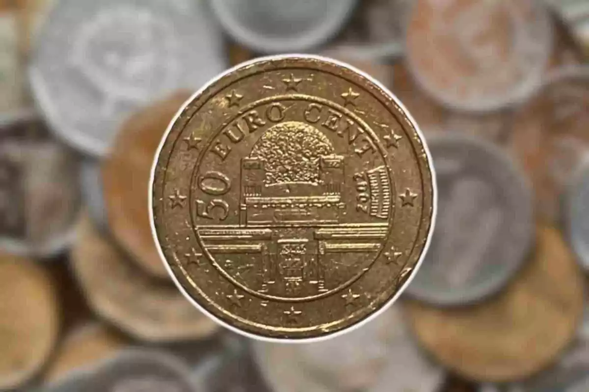 Moneda de 50 céntimos de euro con diseño detallado en el anverso y fondo desenfocado de otras monedas. Moneda de 50 céntimos de euro con diseño detallado en el anverso y fondo desenfocado de otras monedas.