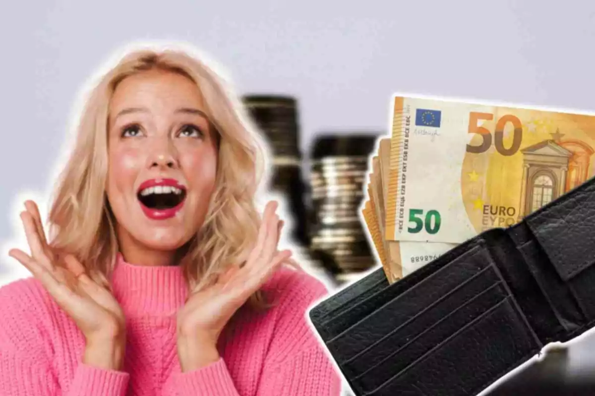 Una mujer rubia con un suéter rosa parece emocionada mientras observa una billetera llena de billetes de 50 euros y una pila de monedas en el fondo.