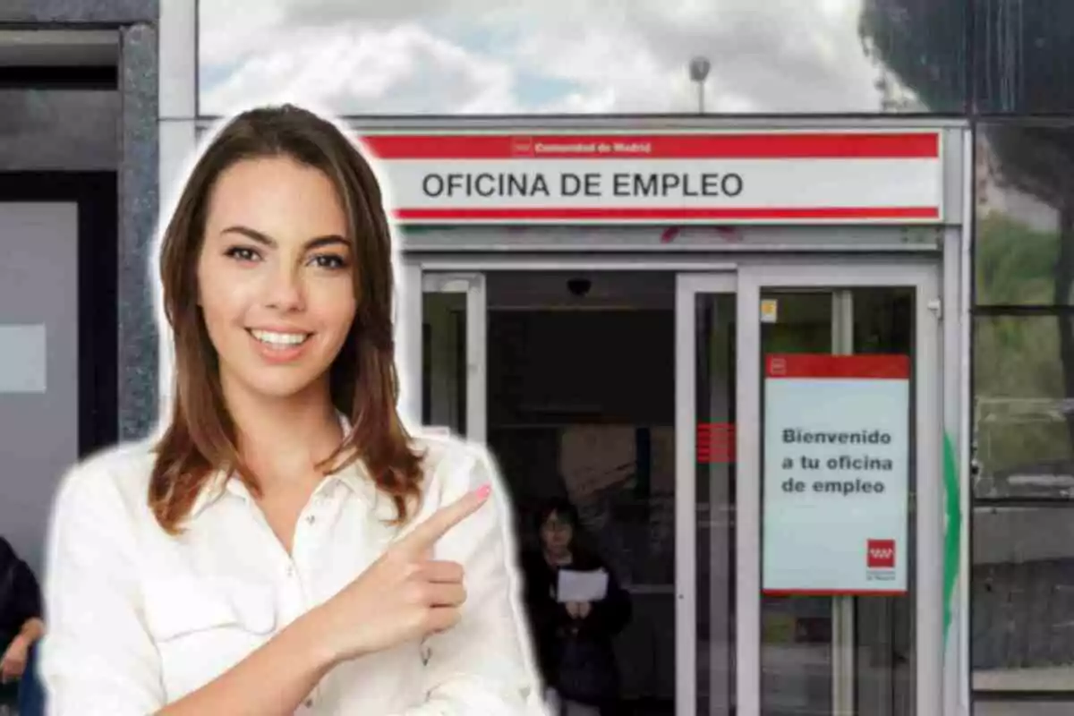 Una mujer sonriente señalando hacia la entrada de una oficina de empleo de la Comunidad de Madrid.