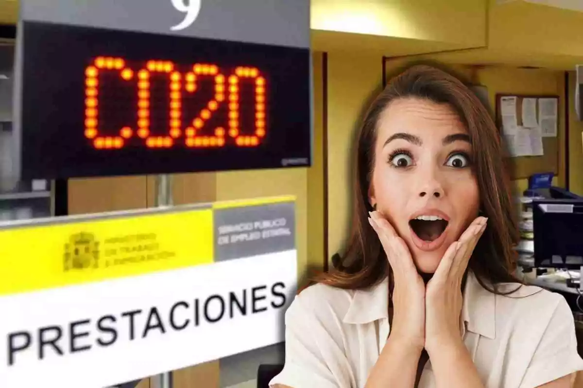 Una mujer con expresión de sorpresa frente a un letrero electrónico que muestra el número "C020" en una oficina de prestaciones del Ministerio de Trabajo y Economía Social.