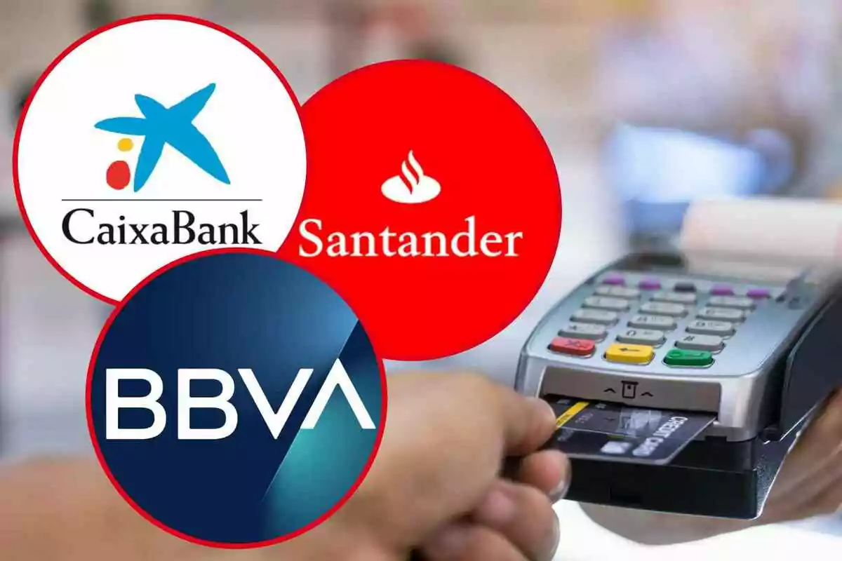 Logotipos de CaixaBank, Santander y BBVA sobre una imagen de una terminal de pago con tarjeta.