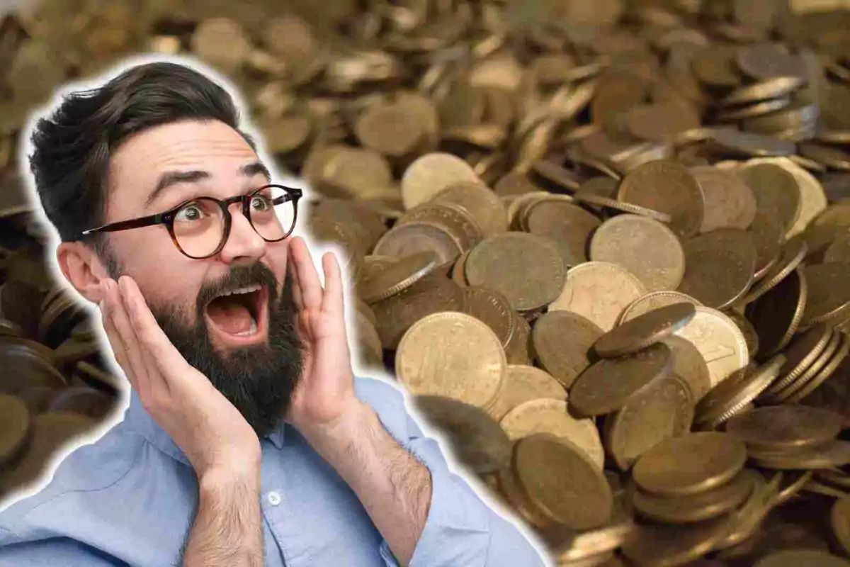 Hombre con barba y gafas sorprendido junto a un montón de monedas.