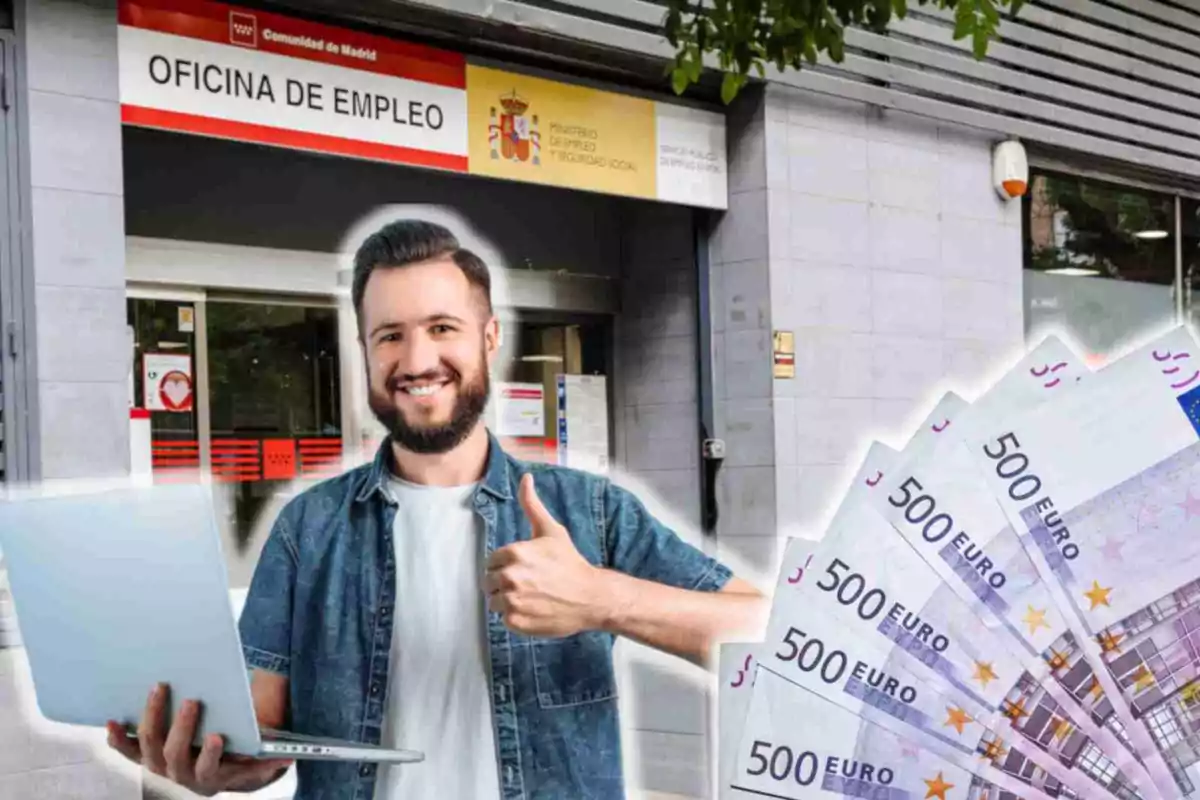 Hombre sonriente con pulgar hacia arriba sosteniendo una computadora portátil frente a una oficina de empleo con billetes de 500 euros en primer plano.
