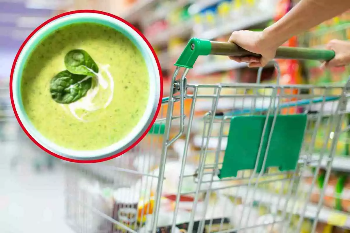 Una persona empuja un carrito de compras en un supermercado con un recuadro que muestra un plato de sopa verde con hojas de espinaca.