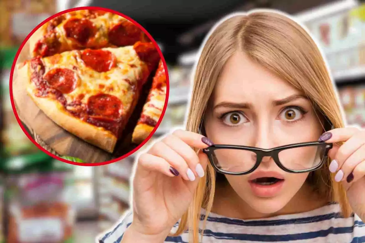 Una mujer con expresión de sorpresa sostiene sus gafas mientras observa una imagen de pizza de pepperoni.