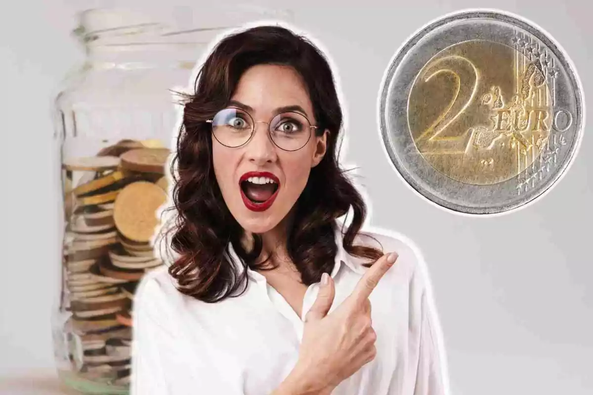 Una mujer con gafas y labios rojos señala una moneda de 2 euros mientras un frasco lleno de monedas se encuentra en el fondo.