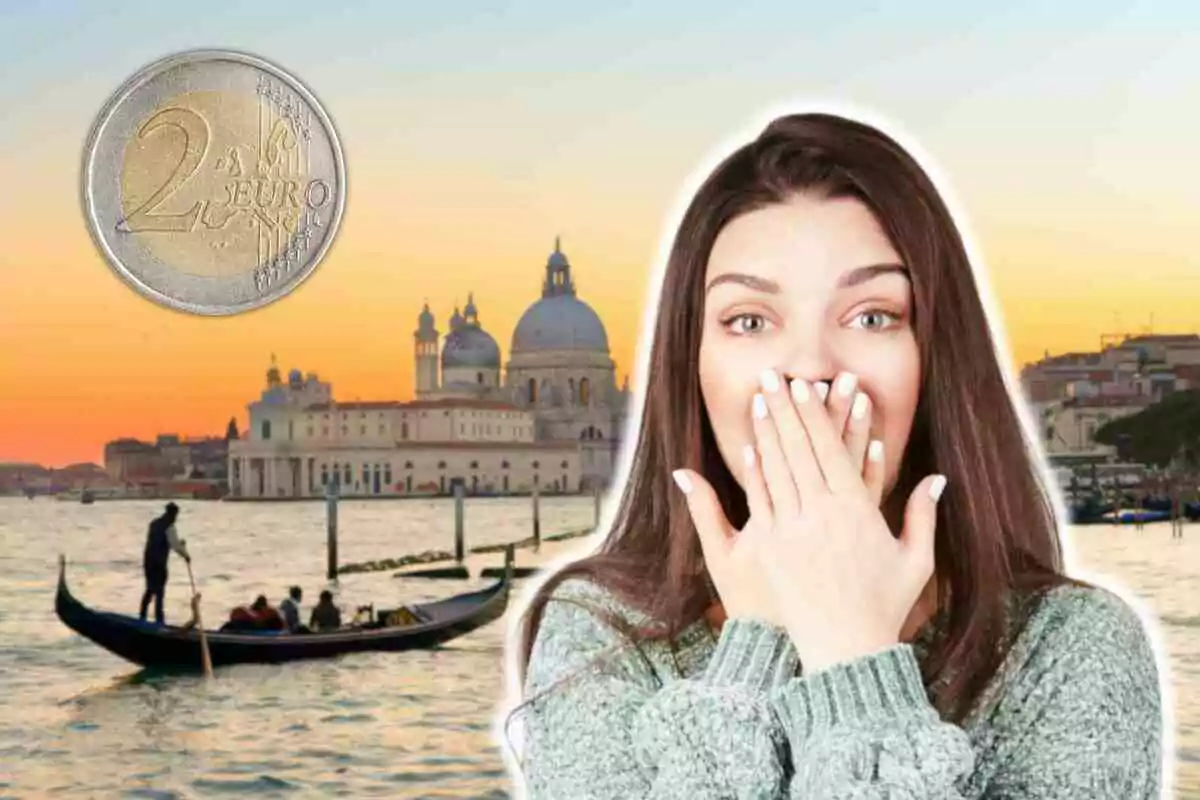 Una mujer sorprendida con una moneda de dos euros y una góndola en Venecia al atardecer.