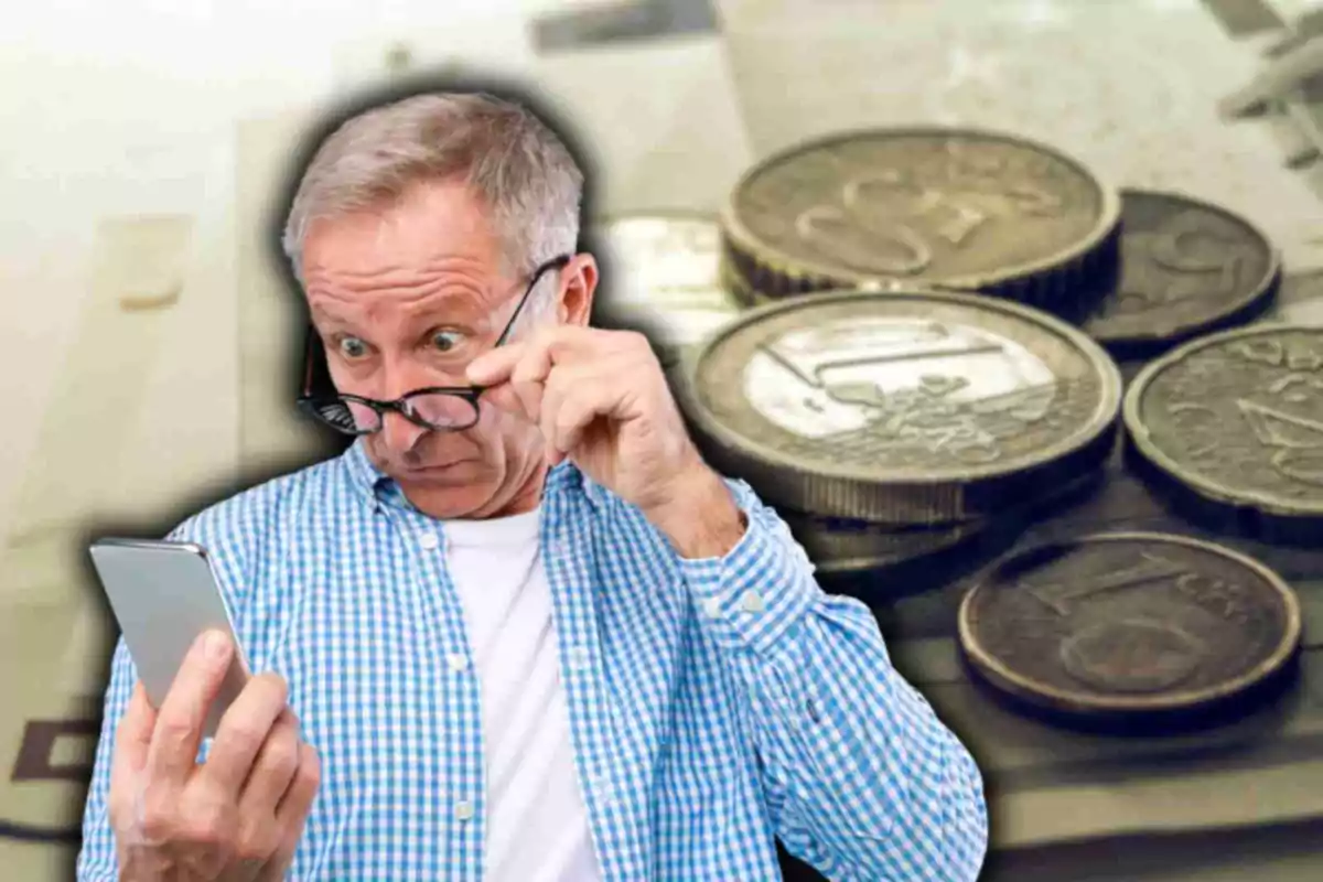 Hombre mayor con camisa a cuadros mirando sorprendido su teléfono móvil con monedas de euro en el fondo. Hombre mayor con camisa a cuadros mirando sorprendido su teléfono móvil con monedas de euro en el fondo.