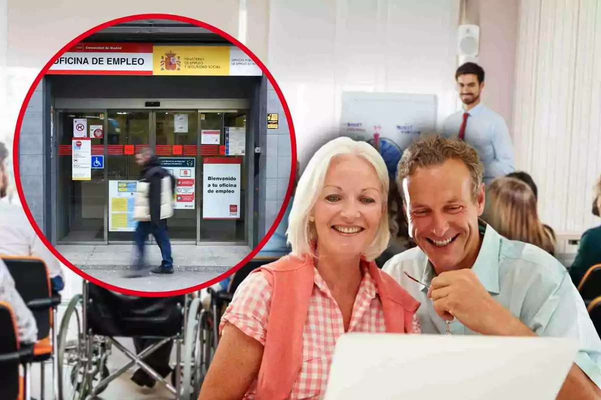Personas mayores sonrientes frente a un ordenador con una imagen insertada de una oficina de empleo en el fondo.