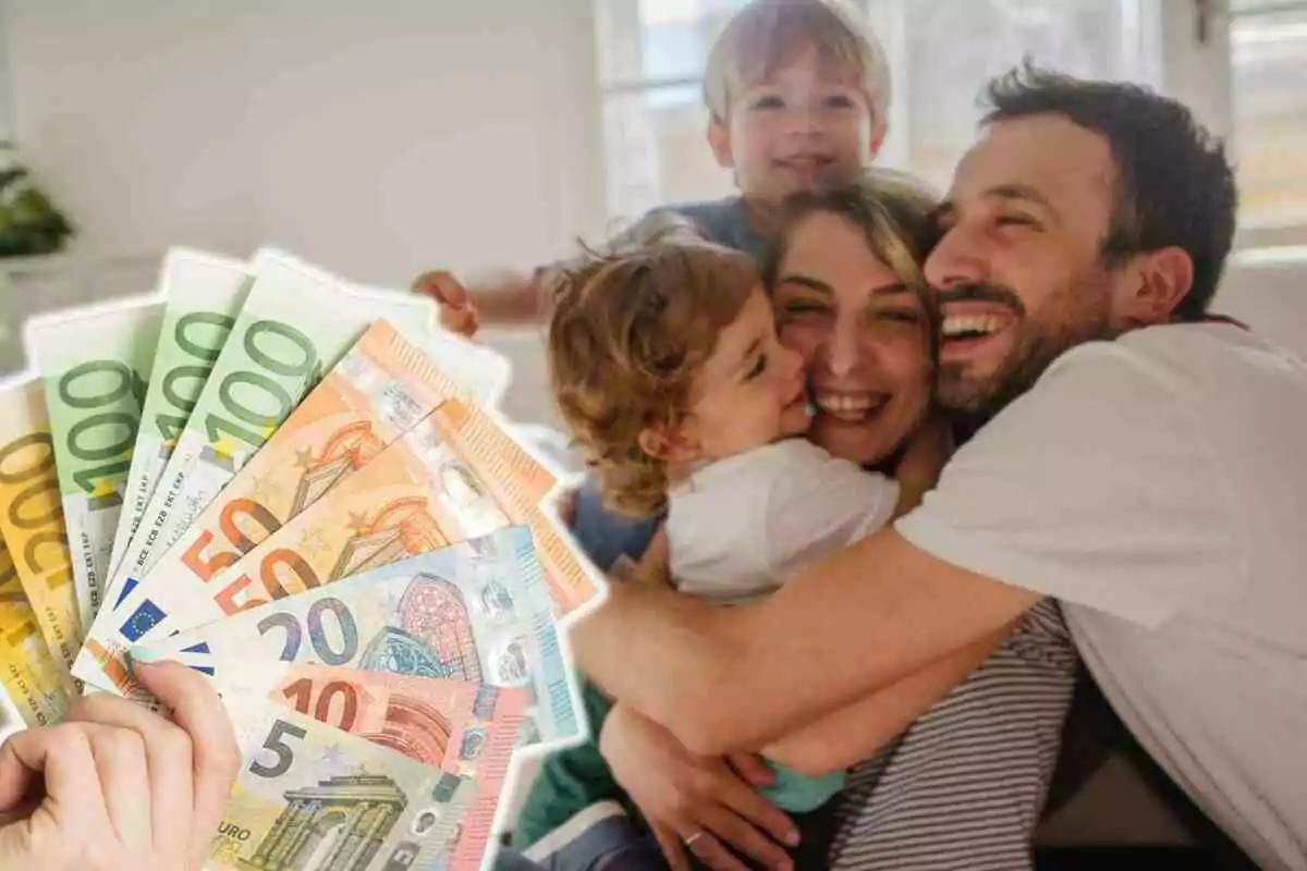Una familia feliz abrazándose con billetes de euro en primer plano.