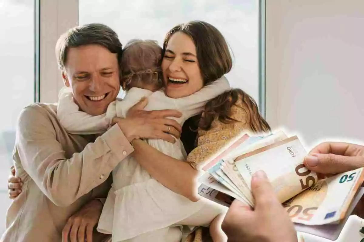 Una familia feliz abrazándose mientras una mano sostiene billetes de euro.