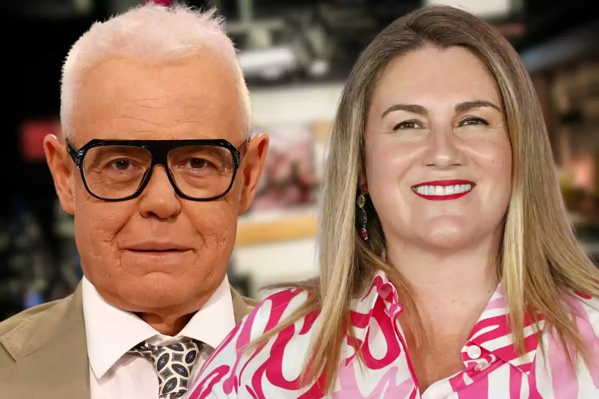 Dos personas posando juntas, un hombre con cabello blanco y gafas negras y una mujer con cabello rubio y camisa con estampado rosa.