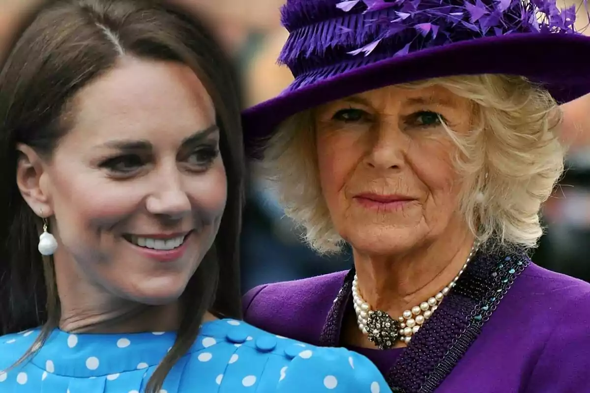 Dos mujeres sonrientes, una con vestido azul de lunares y otra con sombrero morado.