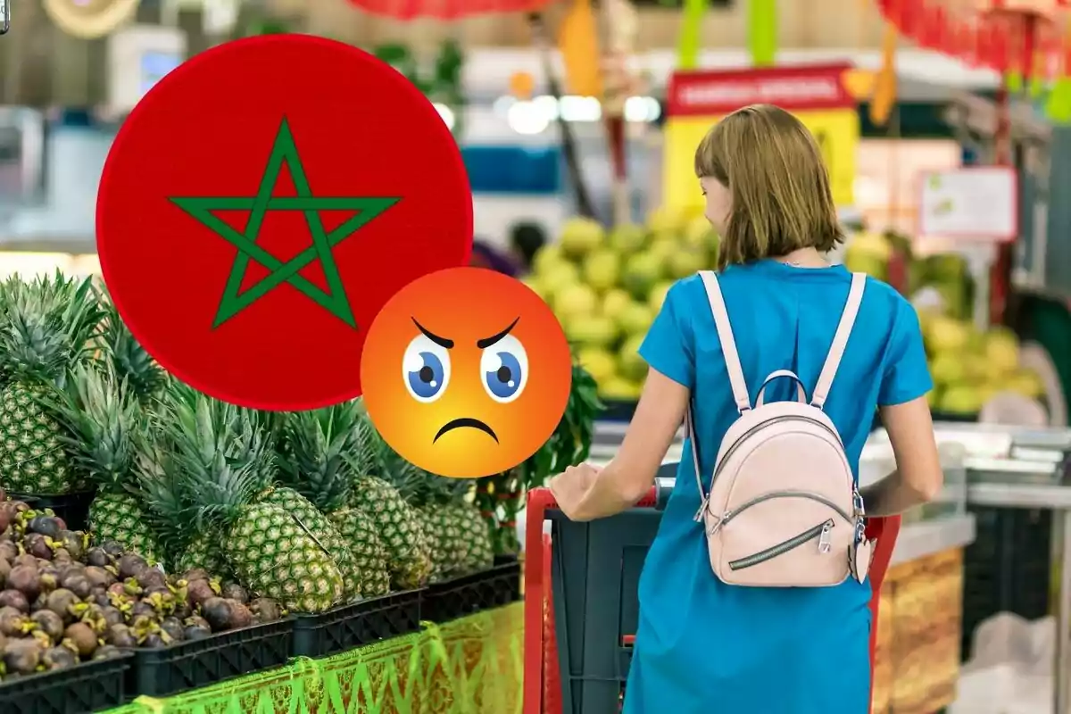 Una mujer con mochila rosa en un mercado de frutas con piñas y mangostanes, junto a un símbolo de Marruecos y un emoji enojado.