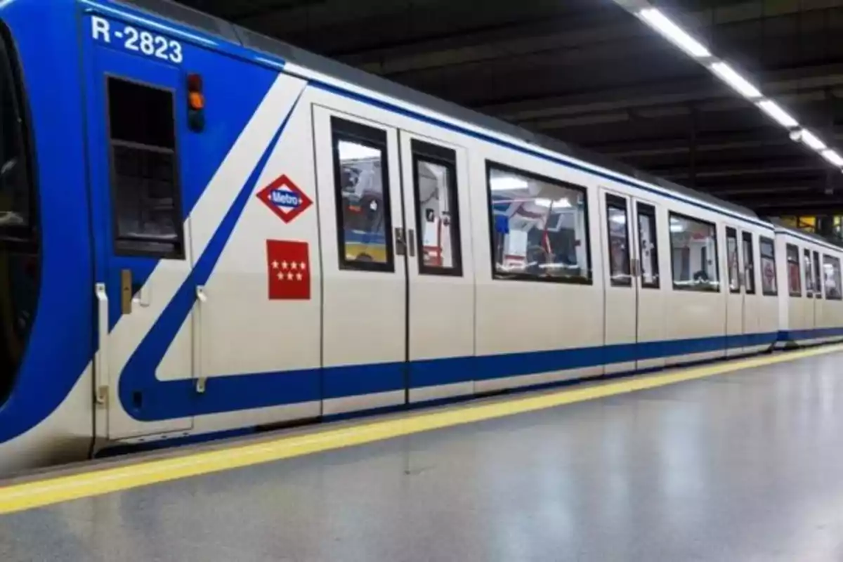 Un tren del metro de Madrid en una estación subterránea.