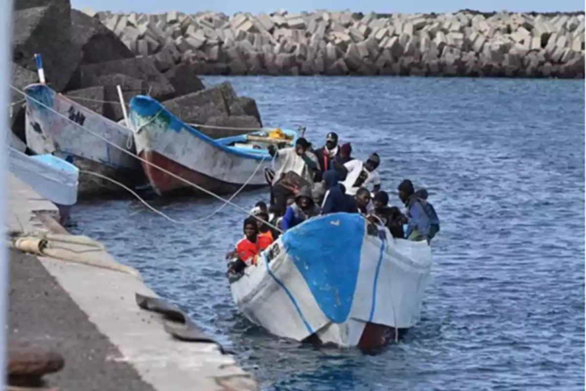 Inmigrantes llegando a puerto en un cayuco