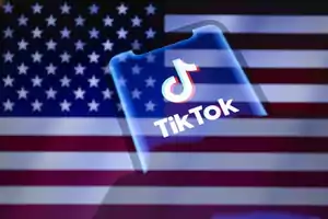 Teléfono con el logo de TikTok sobre la bandera de Estados Unidos.