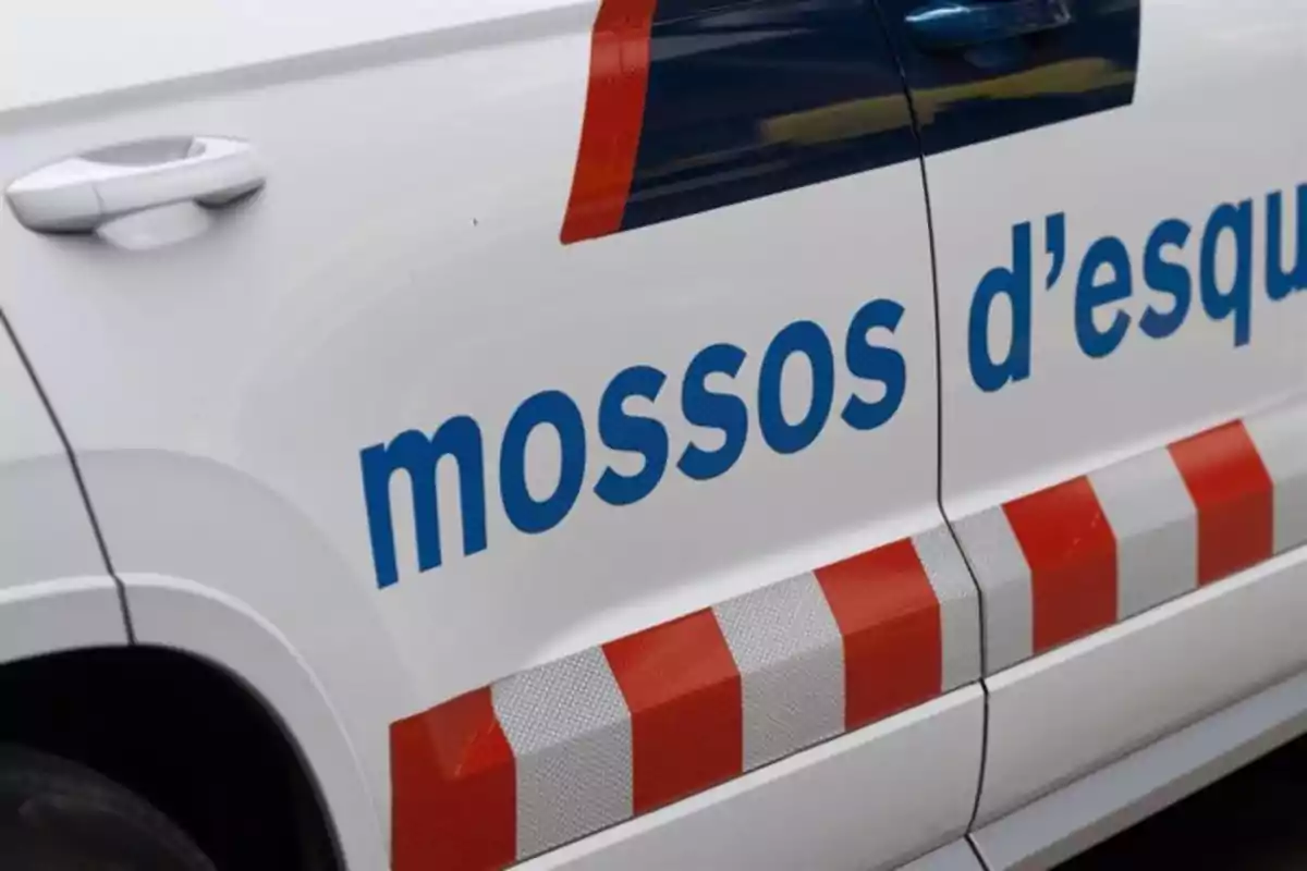 Un coche de policía con el texto "mossos d'esquadra" en el lateral.