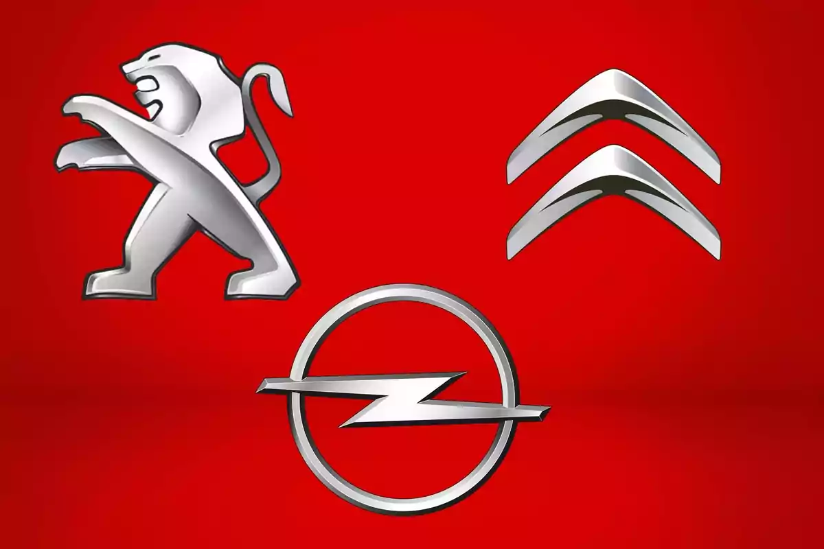 Logotipos de Peugeot, Citroën y Opel sobre un fondo rojo.