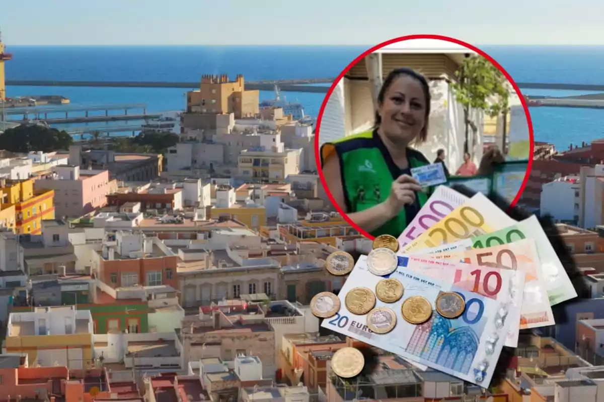 Vista aérea de una ciudad costera con una imagen insertada de una persona sosteniendo un billete de lotería y varios billetes y monedas de euro en primer plano.