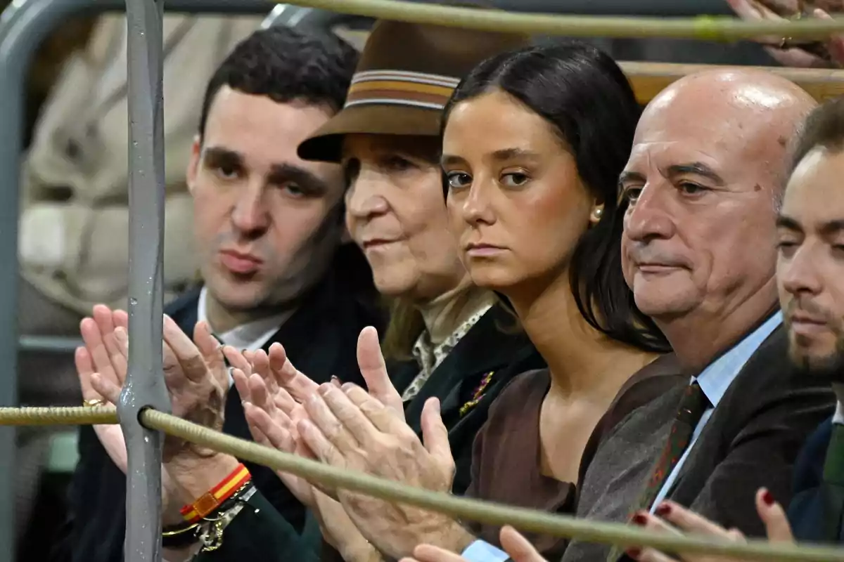 Froilán, la infanta Elena y Victoria Federica sentadas en una grada aplaudiendo. Froilán, la infanta Elena y Victoria Federica sentadas en una grada aplaudiendo.