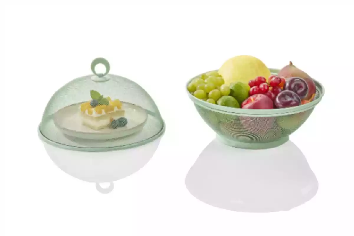 Dos recipientes de malla metálica verde, uno cubriendo un postre y otro con frutas variadas Dos recipientes de malla metálica verde, uno cubriendo un postre y otro con frutas variadas