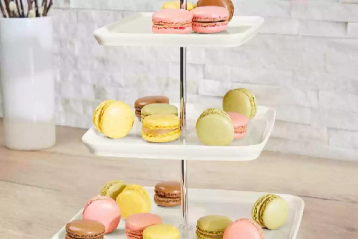 Bandeja de tres niveles con macarons de colores variados. Bandeja de tres niveles con macarons de colores variados.