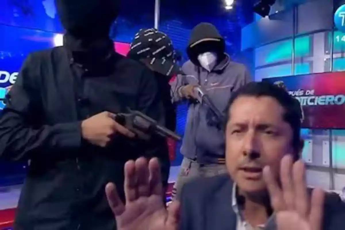 Un grupo de personas enmascaradas y armadas interrumpe un programa de televisión en un estudio.