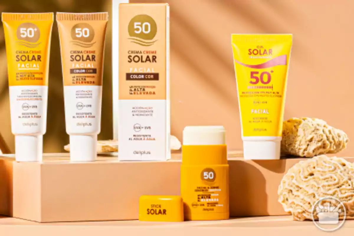Productos de protección solar facial con factor de protección 50, incluyendo cremas y un stick, presentados sobre una superficie beige junto a elementos decorativos naturales. Productos de protección solar facial con factor de protección 50, incluyendo cremas y un stick, presentados sobre una superficie beige junto a elementos decorativos naturales.