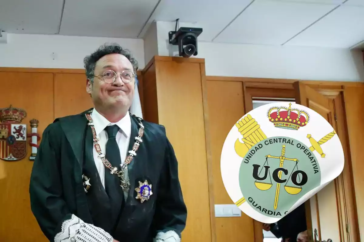 Un hombre con gafas y traje formal, con una cadena ceremonial, está en una sala con un escudo de España en la pared y un logotipo de la Unidad Central Operativa de la Guardia Civil superpuesto.