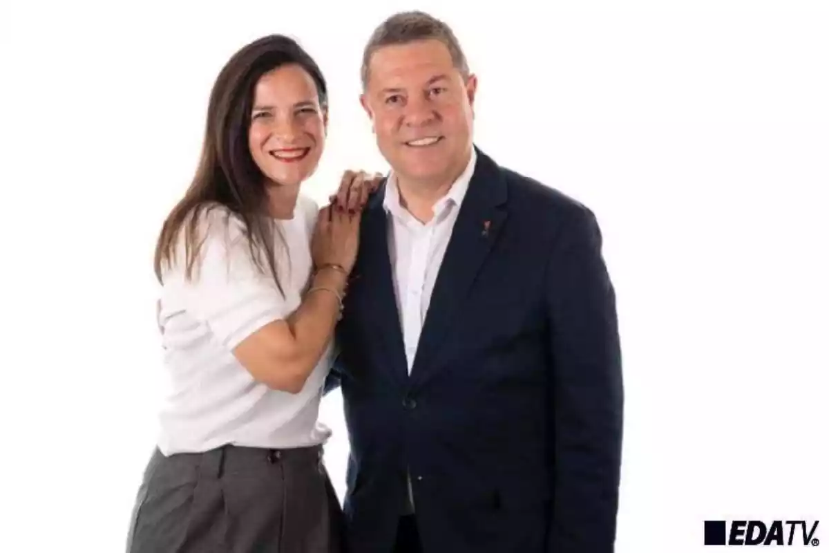 Raquel Ruiz López y Emiliano García Page con un fondo blanco