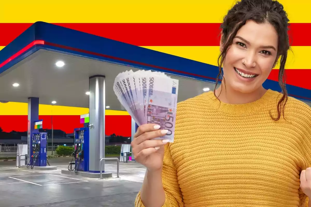 Una mujer sonriente con un suéter amarillo sostiene varios billetes de 500 euros frente a una gasolinera con un fondo de colores amarillo y rojo.