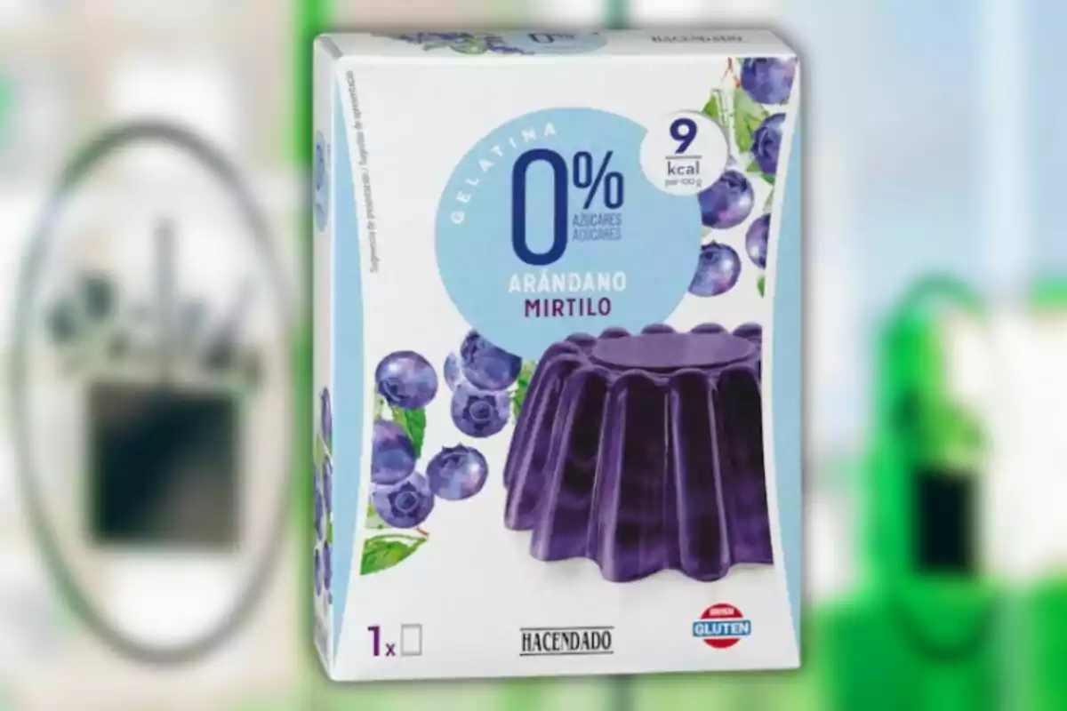 Caja de gelatina sabor arándano sin azúcares añadidos de la marca Hacendado, con 9 kcal por 100 g y sin gluten. Caja de gelatina sabor arándano sin azúcares añadidos de la marca Hacendado, con 9 kcal por 100 g y sin gluten.