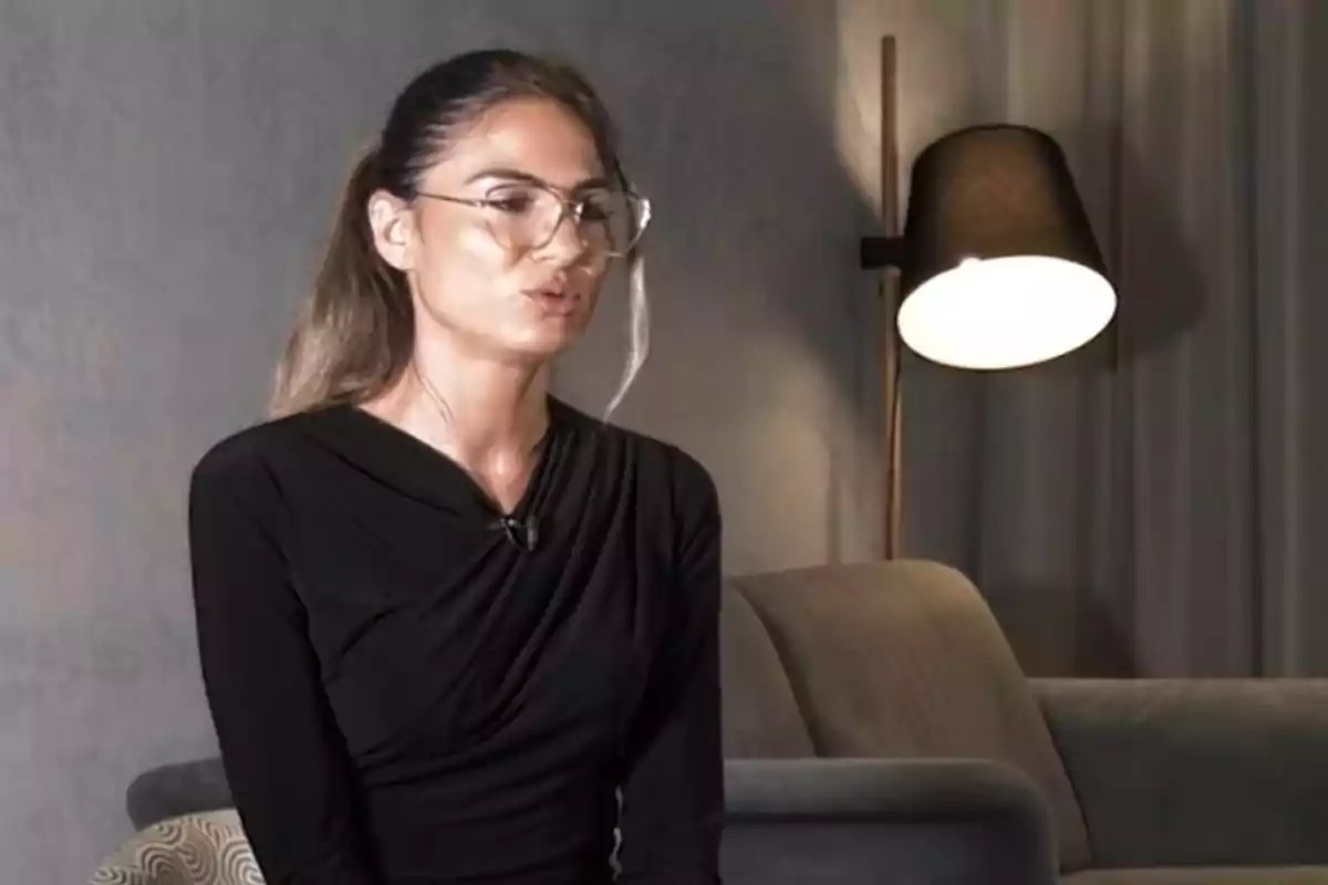 Gema Aldón, con gafas y cabello recogido, está sentada en un sofá gris con una lámpara encendida al fondo durante una entrevista para el programa '¡De Viernes!' Gema Aldón, con gafas y cabello recogido, está sentada en un sofá gris con una lámpara encendida al fondo durante una entrevista para el programa '¡De Viernes!'