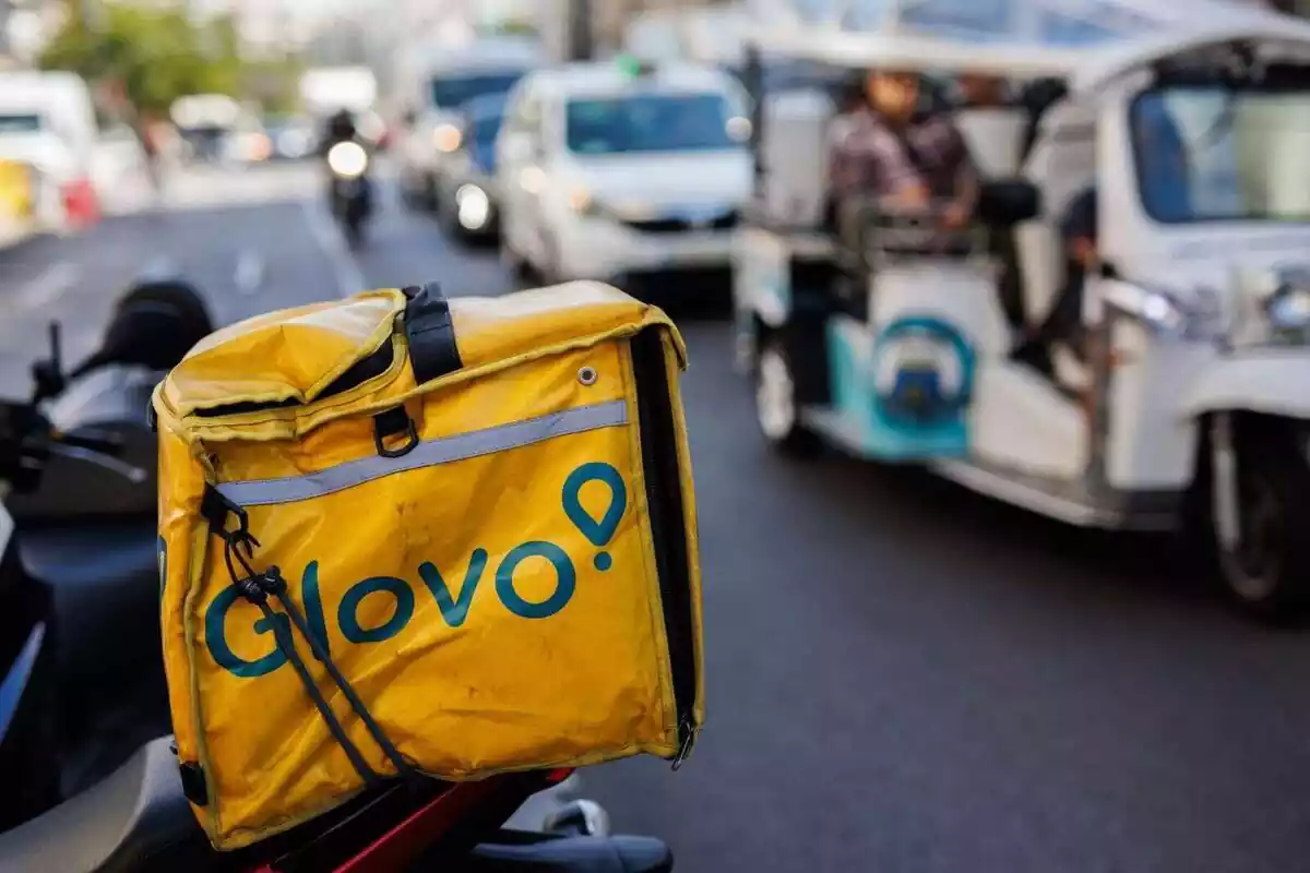 Una mochila de Glovo por una calle del centro de Madrid, a 21 de septiembre de 2022