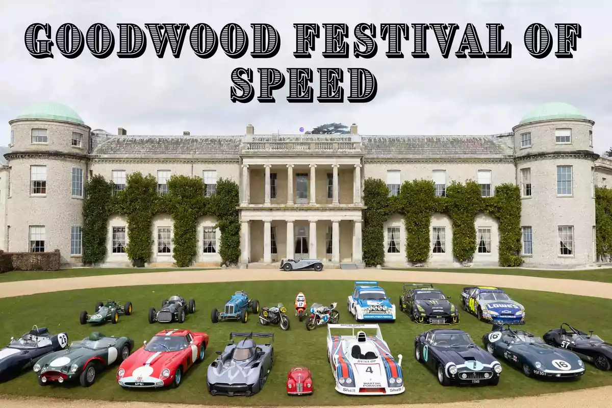 Imagen del Goodwood Festival of Speed con una colección de autos clásicos y de carreras frente a una mansión histórica.