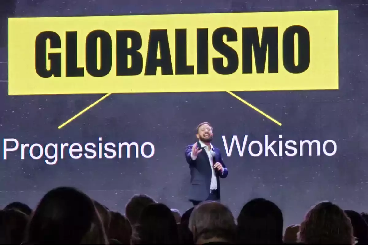 Un hombre en un escenario presenta una diapositiva con las palabras Un hombre en un escenario presenta una diapositiva con las palabras