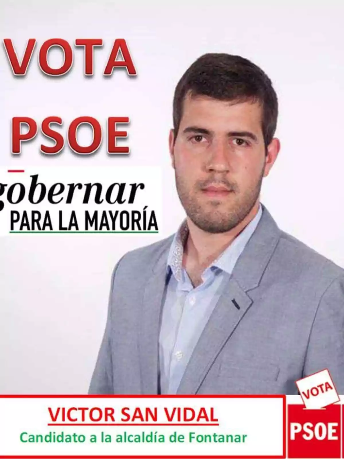 Candidato del PSOE con traje gris y camisa azul claro, acompañado de texto promocional que invita a votar por él para la alcaldía de Fontanar. Candidato del PSOE con traje gris y camisa azul claro, acompañado de texto promocional que invita a votar por él para la alcaldía de Fontanar.