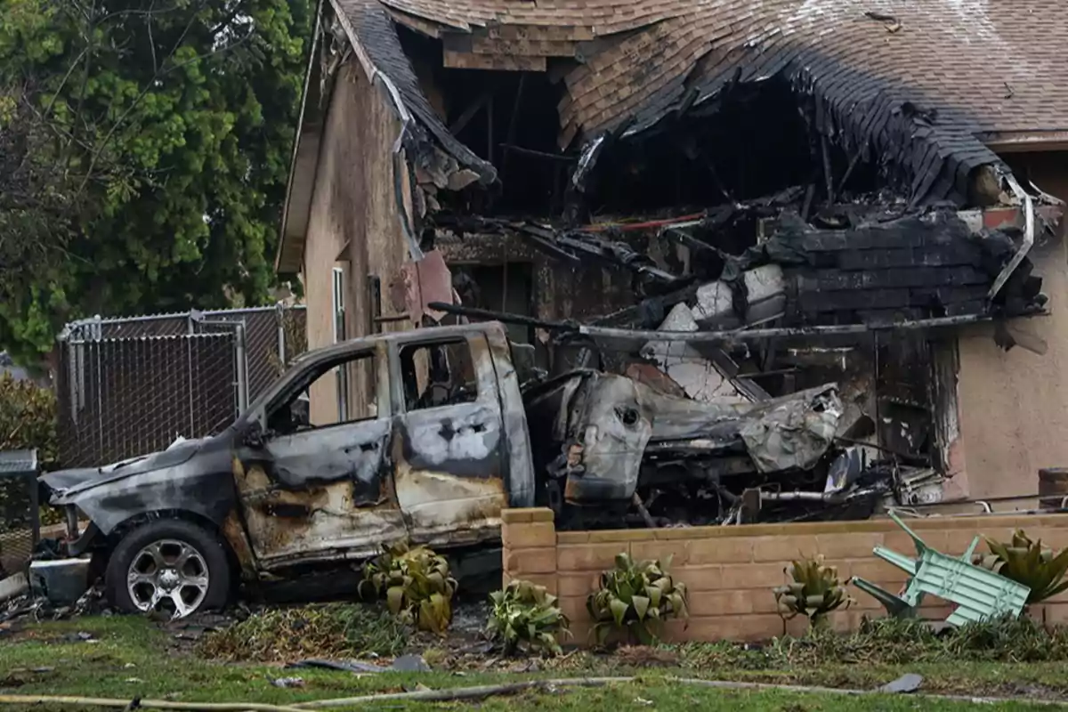 Una casa y un vehículo gravemente dañados por un incendio. Una casa y un vehículo gravemente dañados por un incendio.