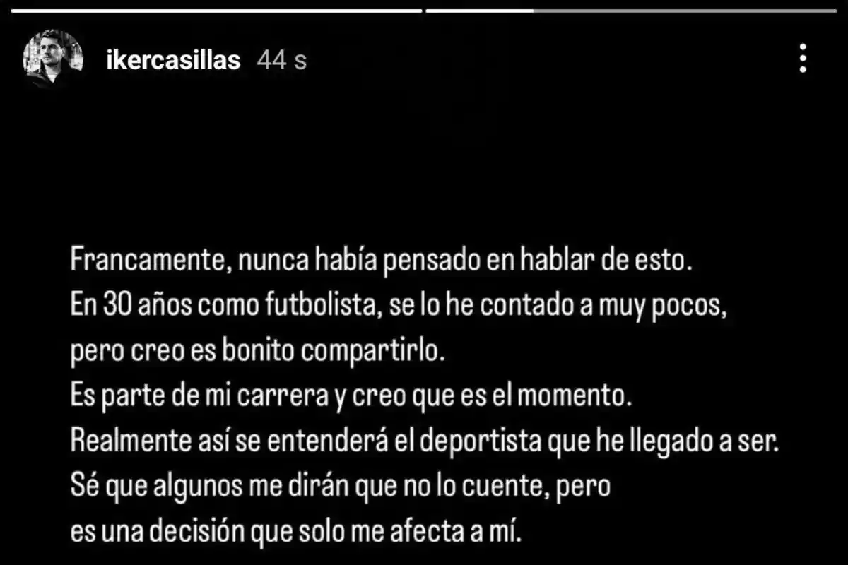 Historia de Instagram con fondo negro y texto en blanco donde una persona reflexiona sobre compartir una experiencia personal relacionada con su carrera de futbolista y menciona que es una decisión que solo le afecta a él. Historia de Instagram con fondo negro y texto en blanco donde una persona reflexiona sobre compartir una experiencia personal relacionada con su carrera de futbolista y menciona que es una decisión que solo le afecta a él.