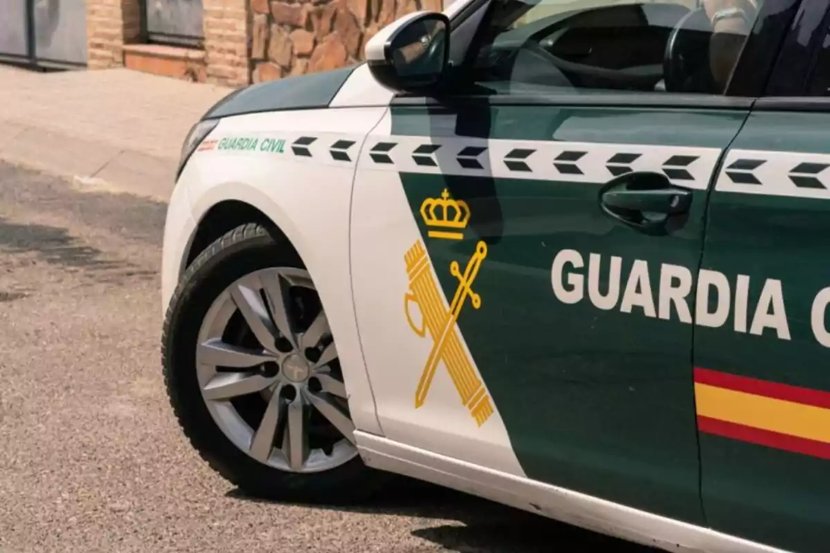 Coche de la Guardia Civil estacionado en una calle.