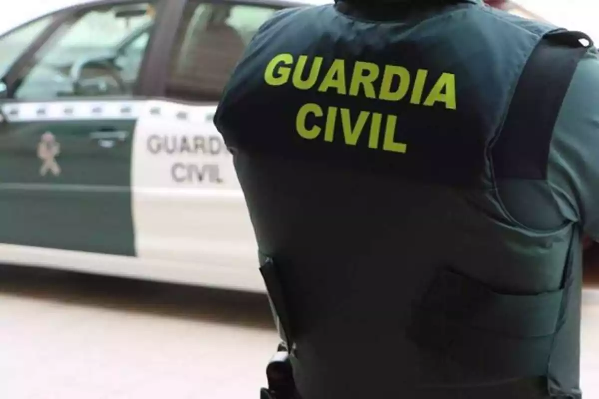 Imagen de un agente de la Guardia Civil de espaldas