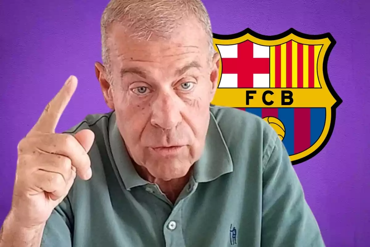 Un hombre con camisa verde levanta un dedo frente a un fondo morado con el escudo del FCB.